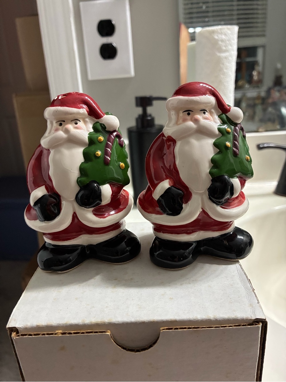 Charming vintage-style ceramic Santa Salt & Pepper shaker set - with box